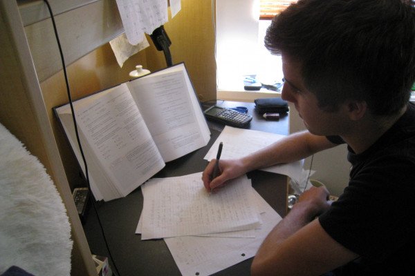 英属哥伦比亚大学的一名学生正在为期末考试做准备。
