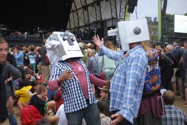 保罗·赫灵顿和马克·亨特在纬度音乐节上扮演机器人头。