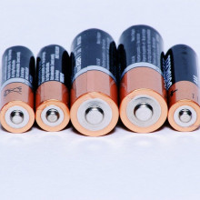 一排双A和三A电池。
