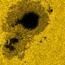 太阳表面的颗粒状结构和太阳黑子(大小约2万公里)。可见光。由日野的太阳光学望远镜(SOT)拍摄。