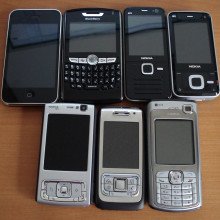 各种各样的智能手机。从左到右，上一排:iPhone 3G，黑莓8820，诺基亚N78，诺基亚N81，(下一排)诺基亚N95，诺基亚E65，诺基亚N70。