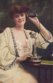 使用电话的妇女，摄于1910年。
