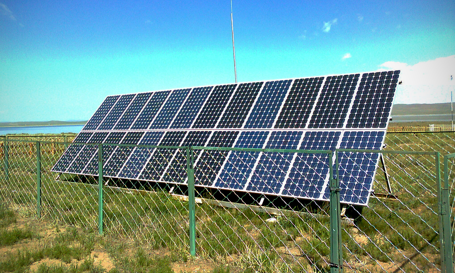 在吉湖附近的信息中心安装太阳能电池板