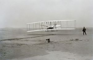 莱特兄弟的莱特飞行器首次成功飞行。