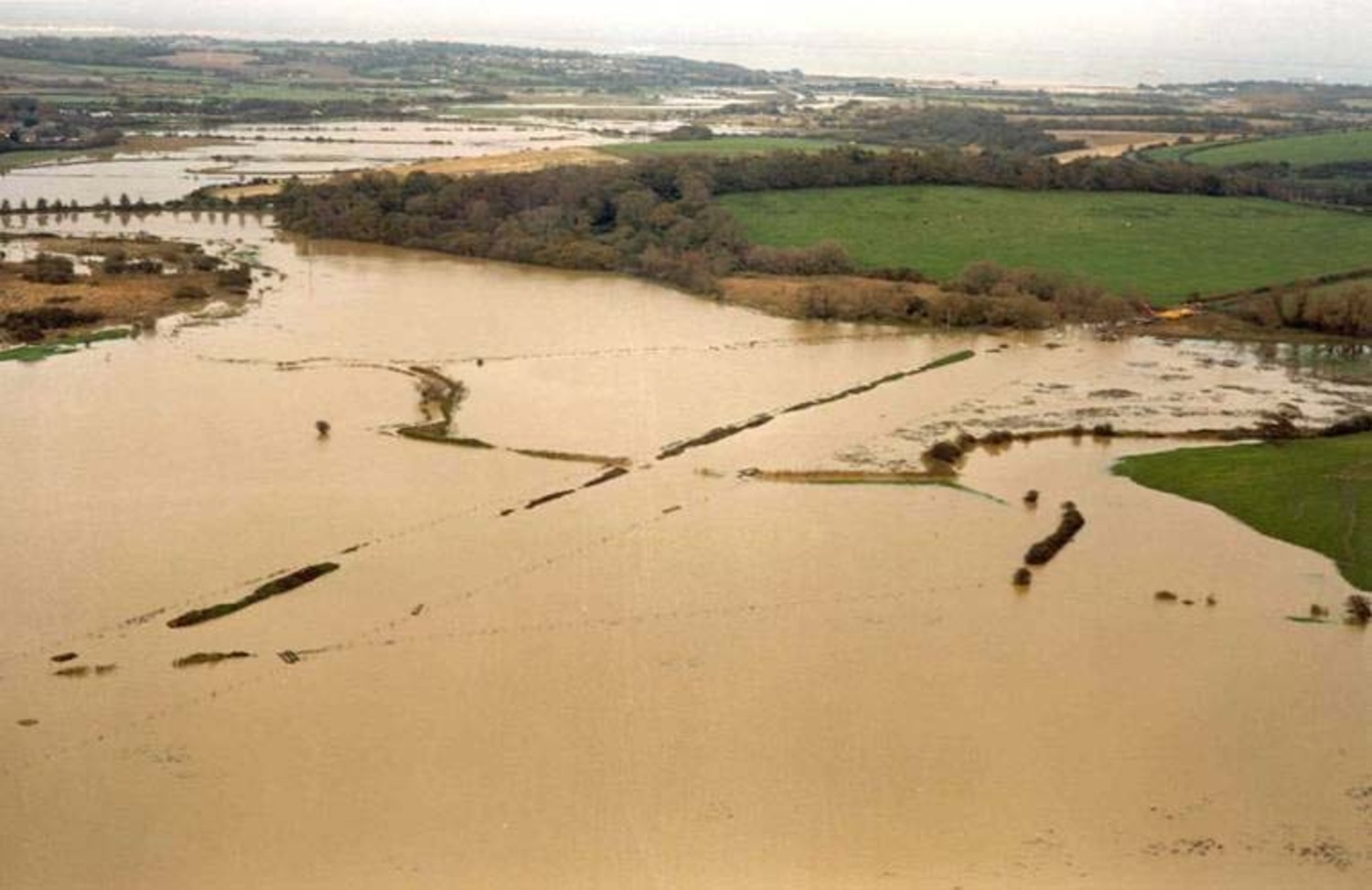 十年一遇的洪水过后，怀特岛的洪泛区景象