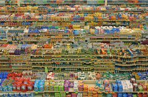堆叠的超市货架