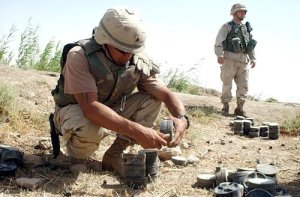 在伊拉克费卢杰外的一个雷区，一名美军工程师正在拆除一枚俄制地雷的引信