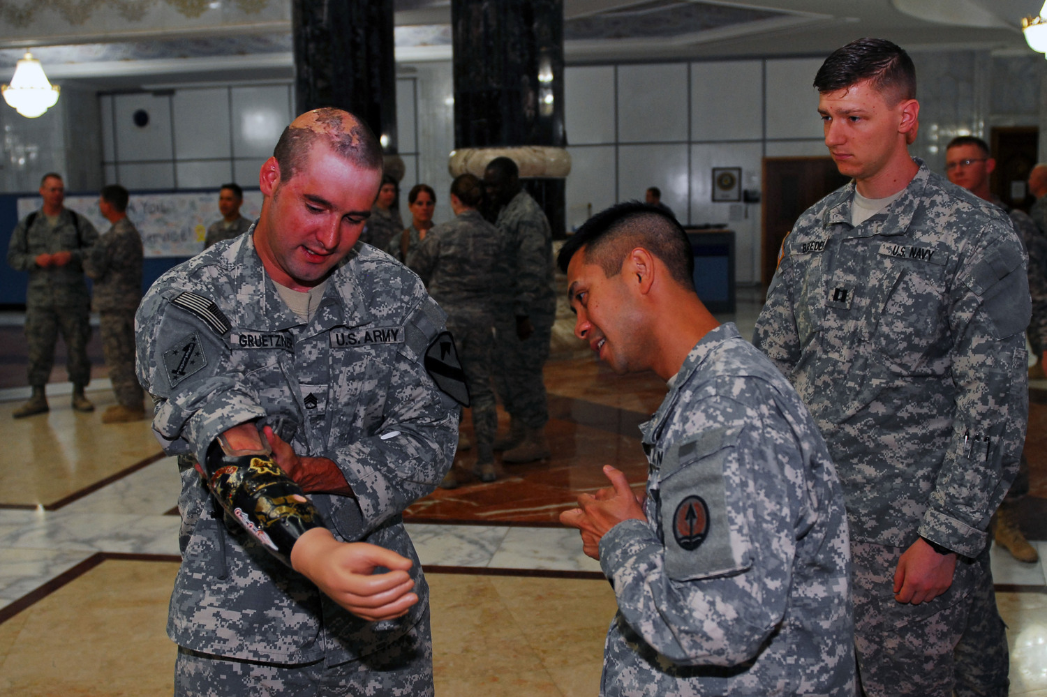6月21日，在伊拉克胜利营的Al Faw宫，退休上士Bradley K. Gruetzner向服役人员解释他的义肢。