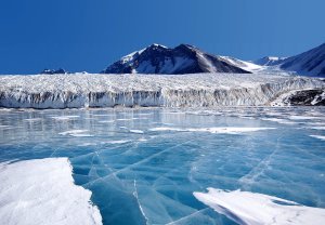 覆盖在南极横贯山脉弗里克塞尔湖上的蓝冰