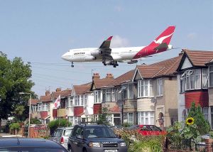 一架澳洲航空公司的波音747-400正在接近伦敦希思罗机场的27L跑道