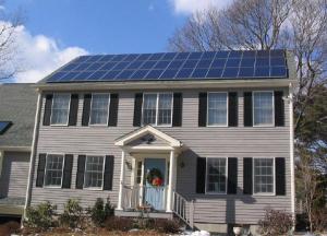 马萨诸塞州波士顿附近一所房子屋顶上的光伏太阳能板