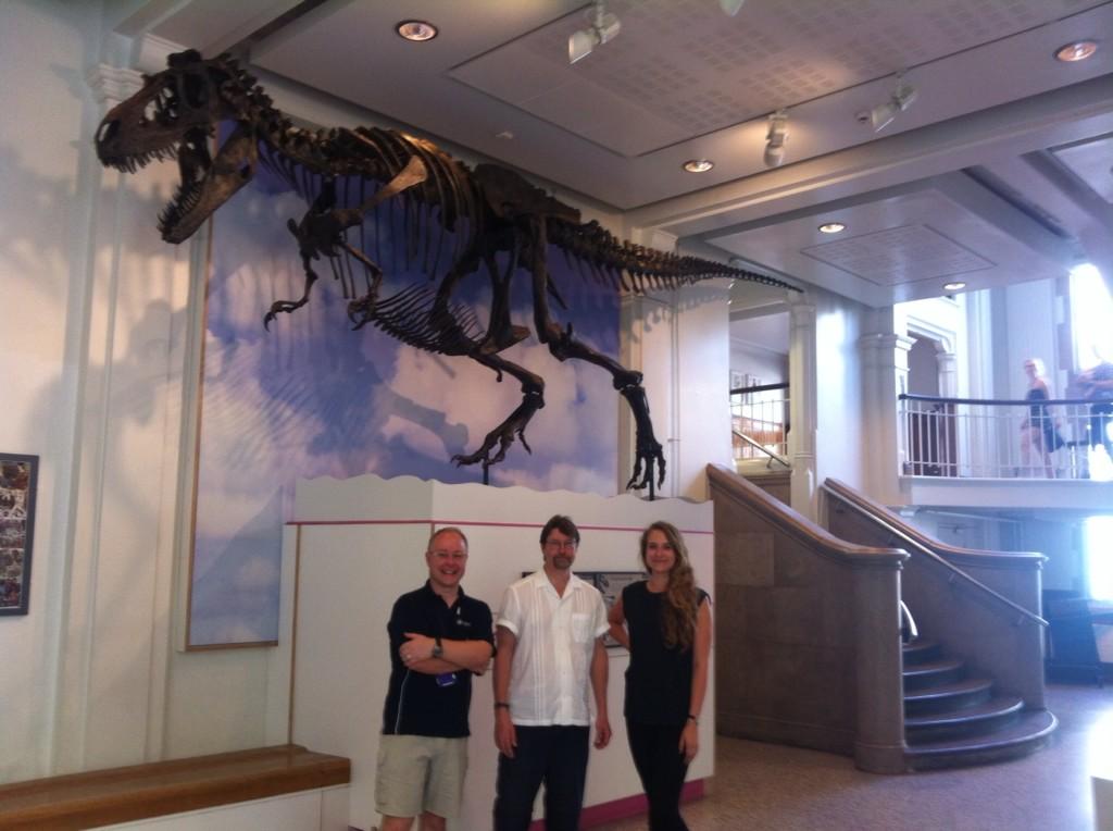 Roy, Phil和Graihagh在Gorgosaurus dinosaur下面