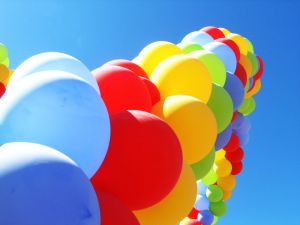 五颜六色的派对气球组成的拱形