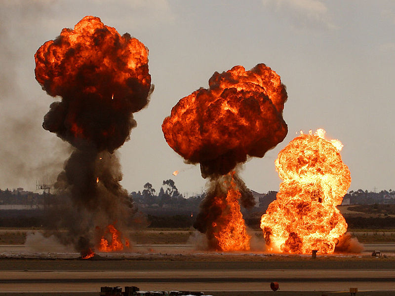 汽油爆炸，在航展上模拟炸弹投放。