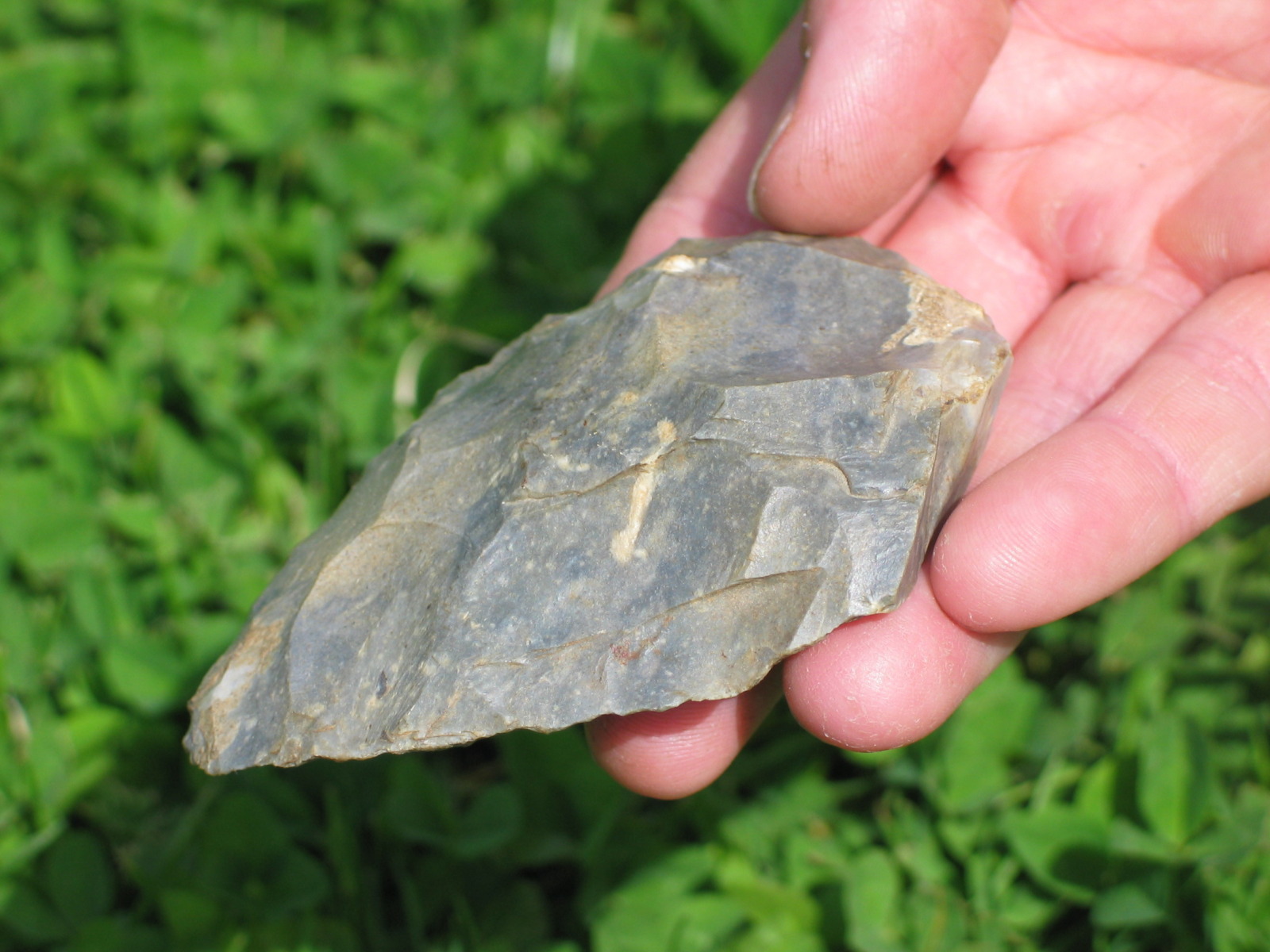 在法国多尔多涅发现的一种双面石制工具。