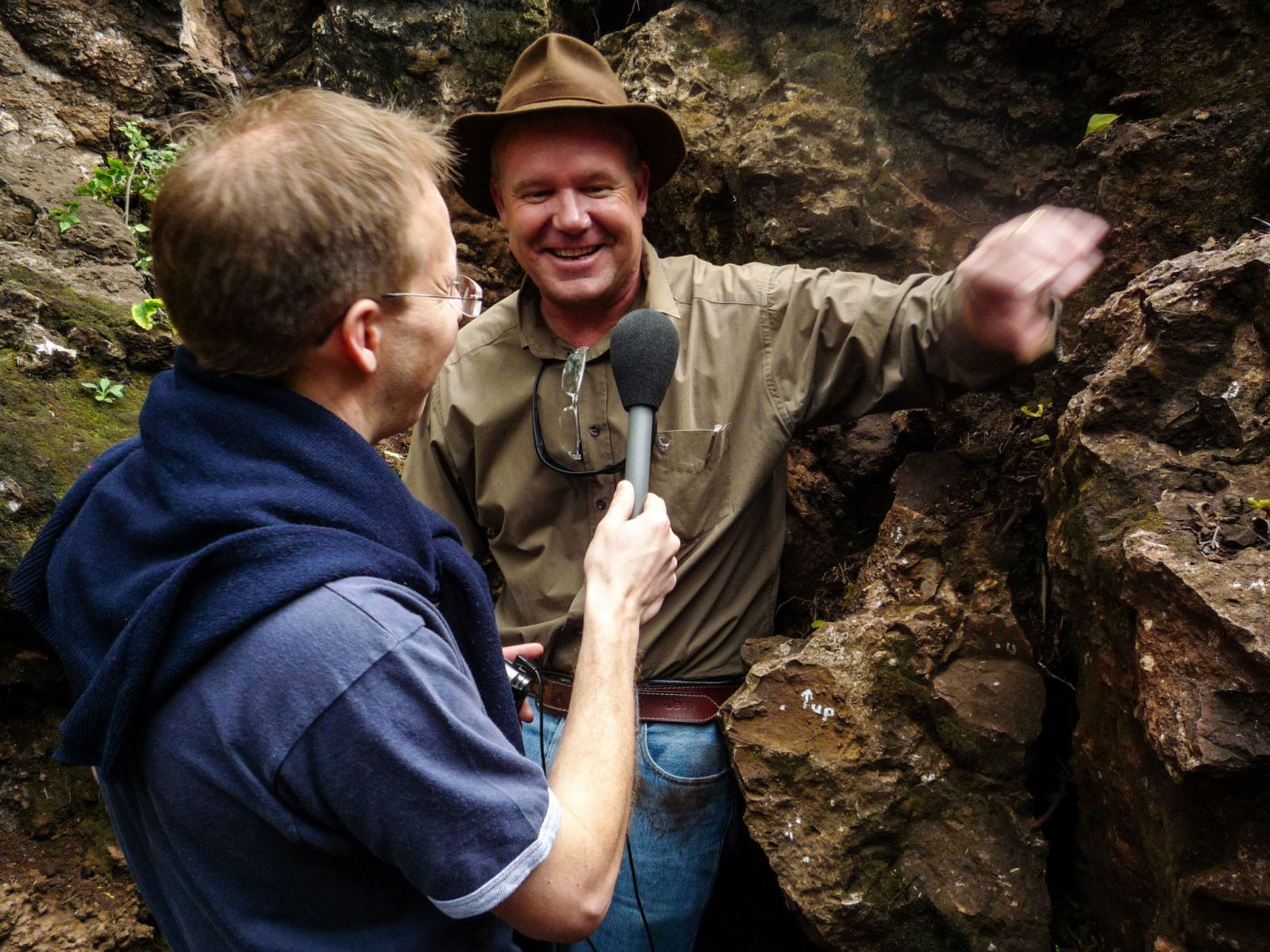 克里斯·史密斯在马拉帕洞穴采访了李·伯杰教授
