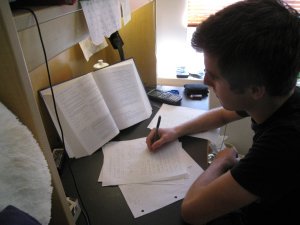 英属哥伦比亚大学的一名学生正在为期末考试做准备