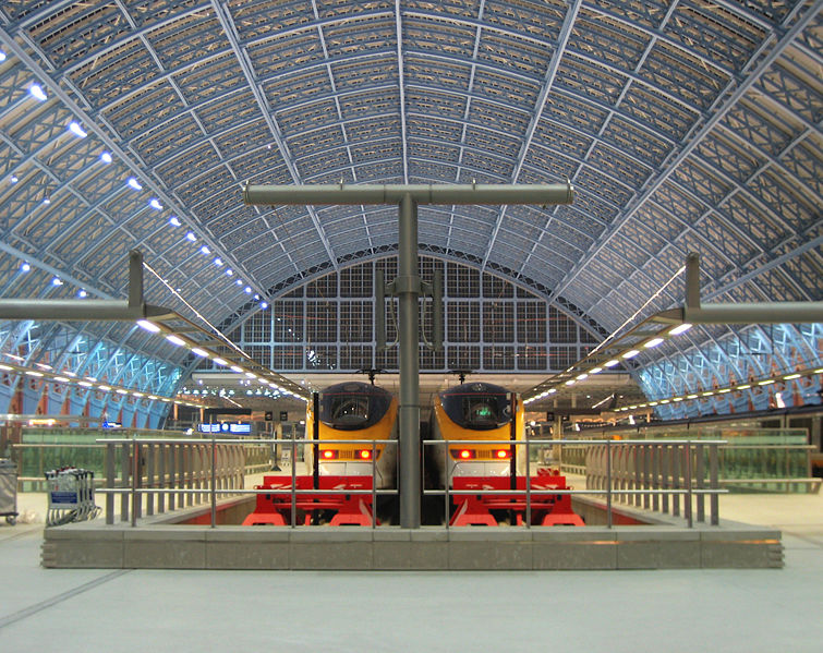 欧洲之星列车停在翻修后的伦敦圣潘克拉斯车站。