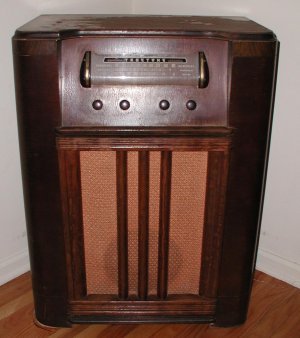 Truetone牌老式收音机的图片