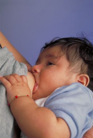 母乳喂养婴儿＂></p>
                       <p>众所周知，母乳喂养可以带来一系列的健康益处，但它也可能有助于向上流动。</p>
                       <p>伦敦大学学院的流行病学家Amanda Sacker和她的同事们将两组超过16000人的父母的社会阶层与他们自己33岁时的社会阶层进行了比较，并询问他们是否在婴儿时期接受过母乳喂养。这两组人分别出生于1958年和1970年。</p>
                       <p>与父母的社会阶层相比，在这两个年龄组中，母乳喂养的参与者在33岁之前爬上社会阶梯的可能性要高25%，向下流动的可能性要低20%。</p>
                       <p>研究人员认为，基于他们的研究结果，这种影响是因果关系，也与婴儿接受母乳喂养的时间长短有关，对那些母乳喂养超过四周的婴儿的影响最大。</p>
                       <p>研究小组推测，这种影响可能既有营养方面的，反映了母乳提供的必需脂肪酸、抗体和生长因子;也有情感方面的，反映了母婴关系的增强，以及母乳喂养的婴儿可能不太容易受到压力影响的事实。</p>
                       <p>但是，这些只是推测，需要正式的调查。写在<i>《儿童疾病档案</i>，研究小组指出<i>需要对母乳喂养与儿童认知和社会情感发展之间的关系进行更多的研究，以阐明母乳喂养可能对健康和福祉产生终身影响的因果机制。</i>＂</p>
                       <p>还应该强调的是，这种影响可能也不是追溯性的。</p>
                      </div>
                     </div>
                    </div>
                   </div></span>
                 </div>
                </div>
                <div class=