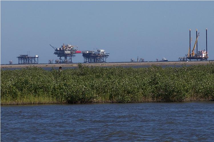 路易斯安那湿地的海上石油钻井平台和天然气平台