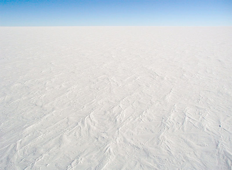 的照片the snow surface at Dome C Station, Antarctica