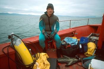 海洋engineer and underwater photographer Klaus Jost preparing to dive