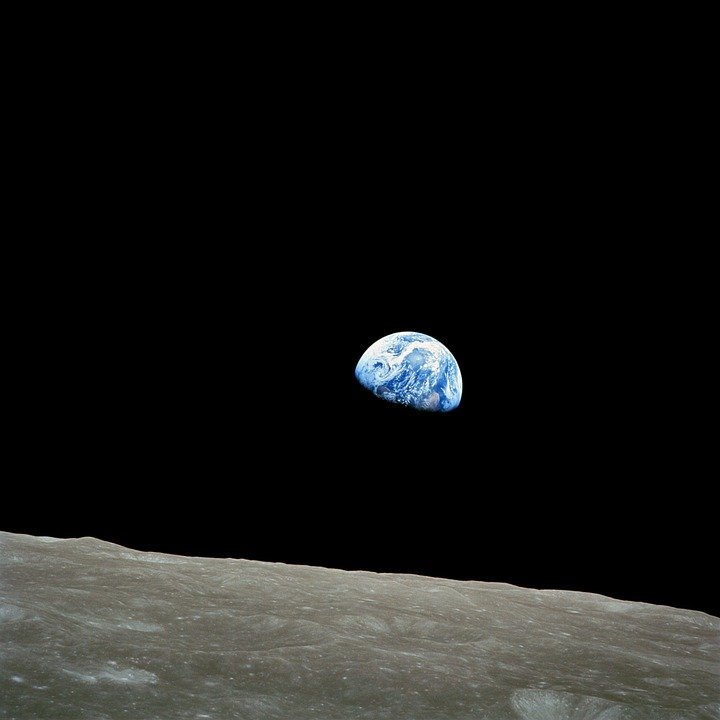 从月球表面拍摄的地球图像