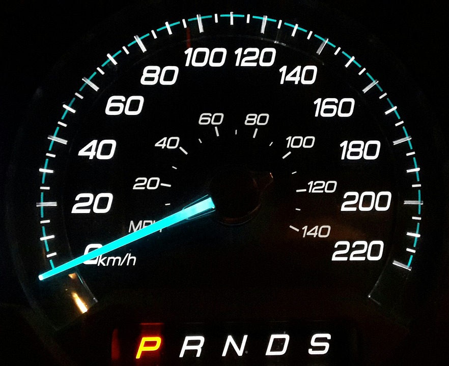 一个car speedometer (odometer).