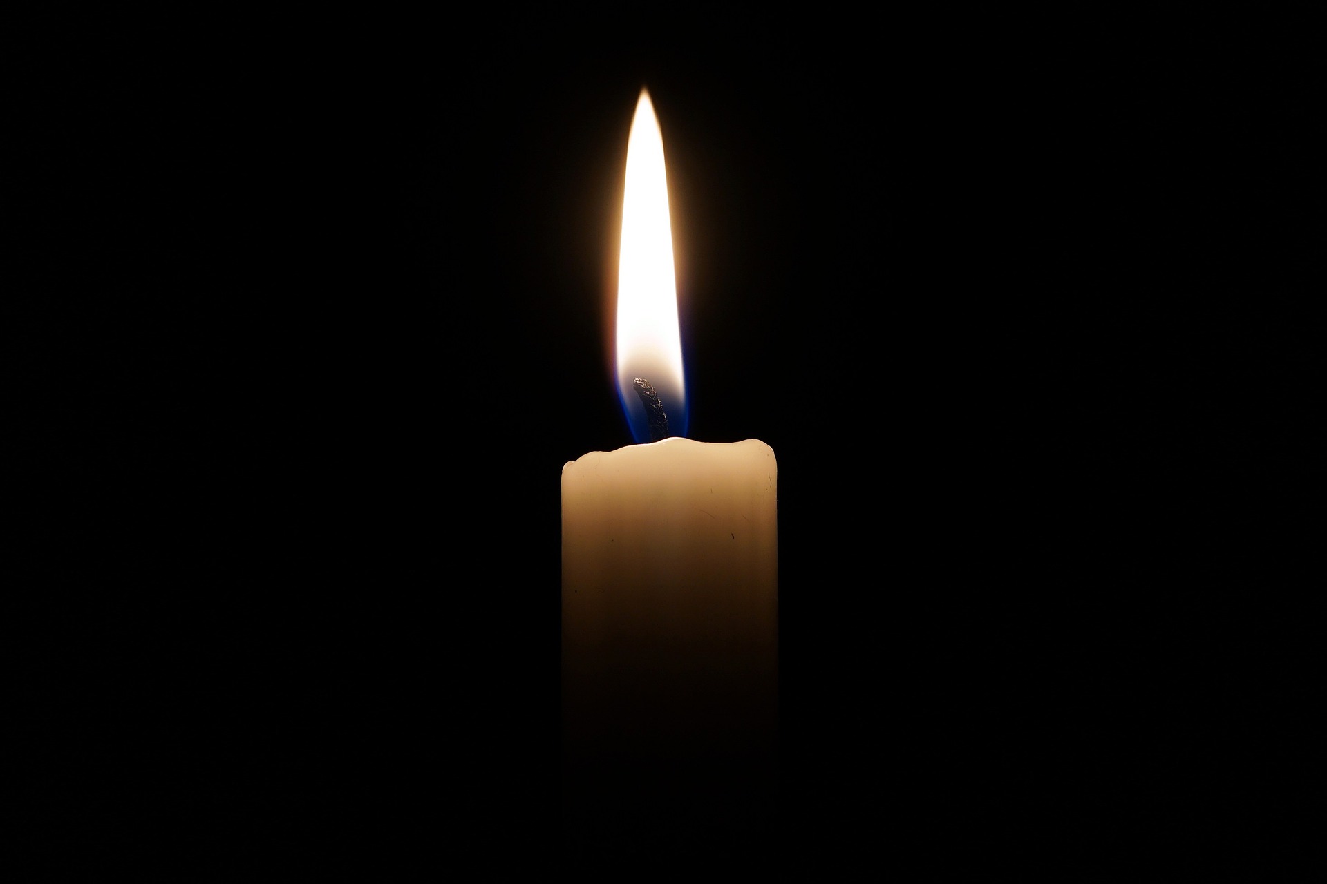 蜡烛在黑暗的照片