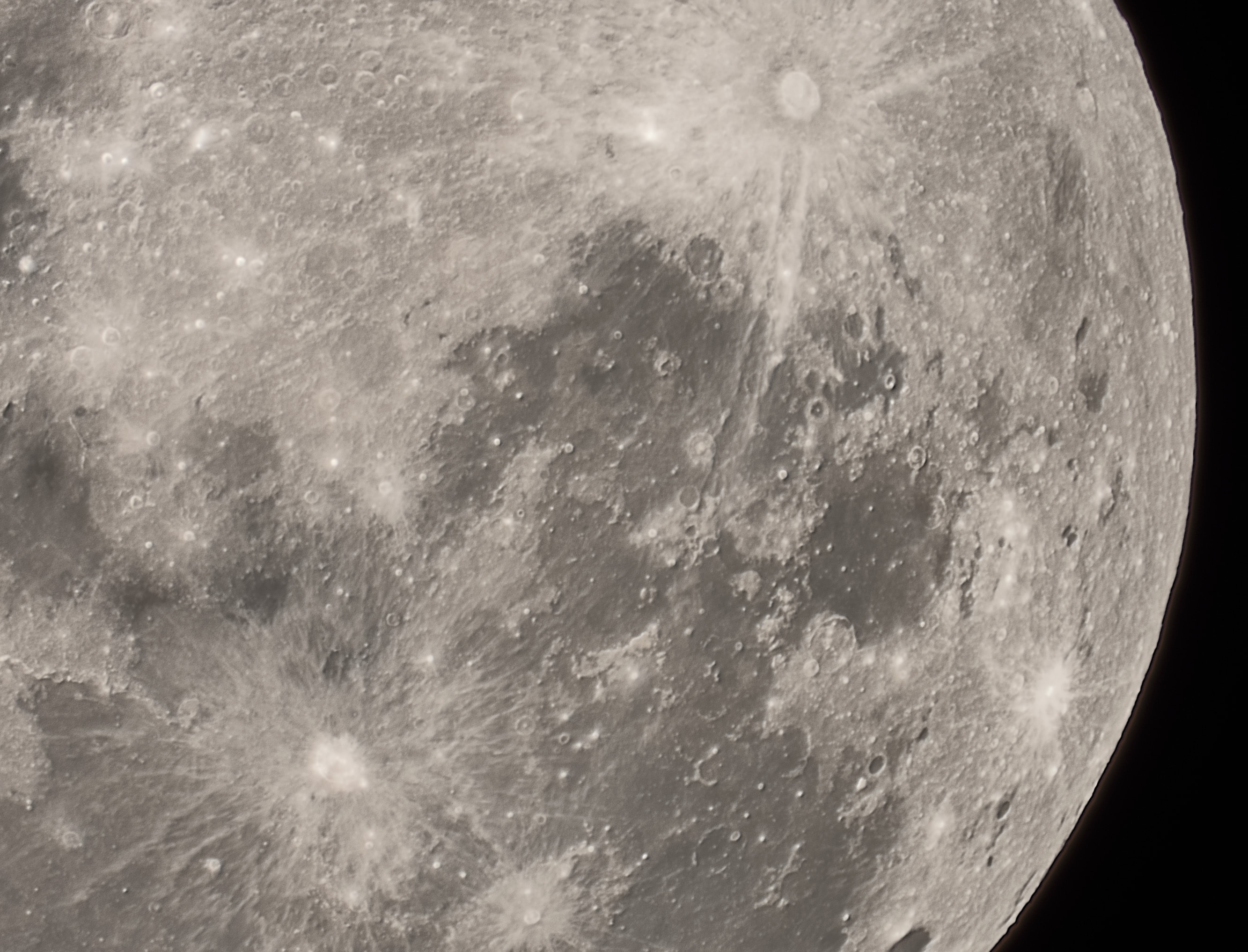 详细的、近距离的月球照片