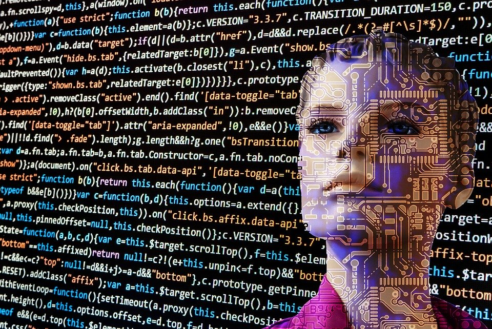 计算机代码墙后面是一个机器人模样的女人的脸。