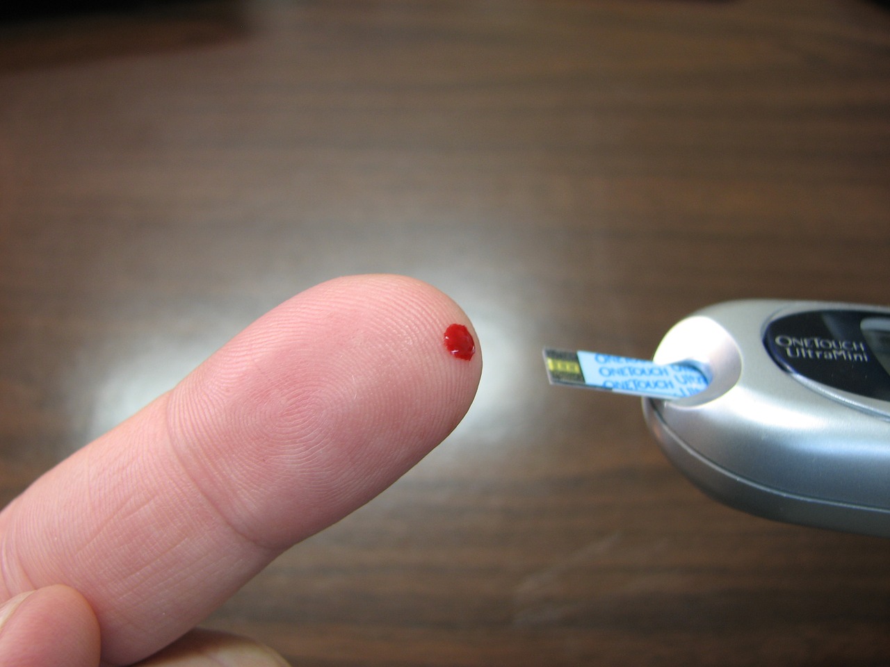 图为手指刺血检测血糖监测