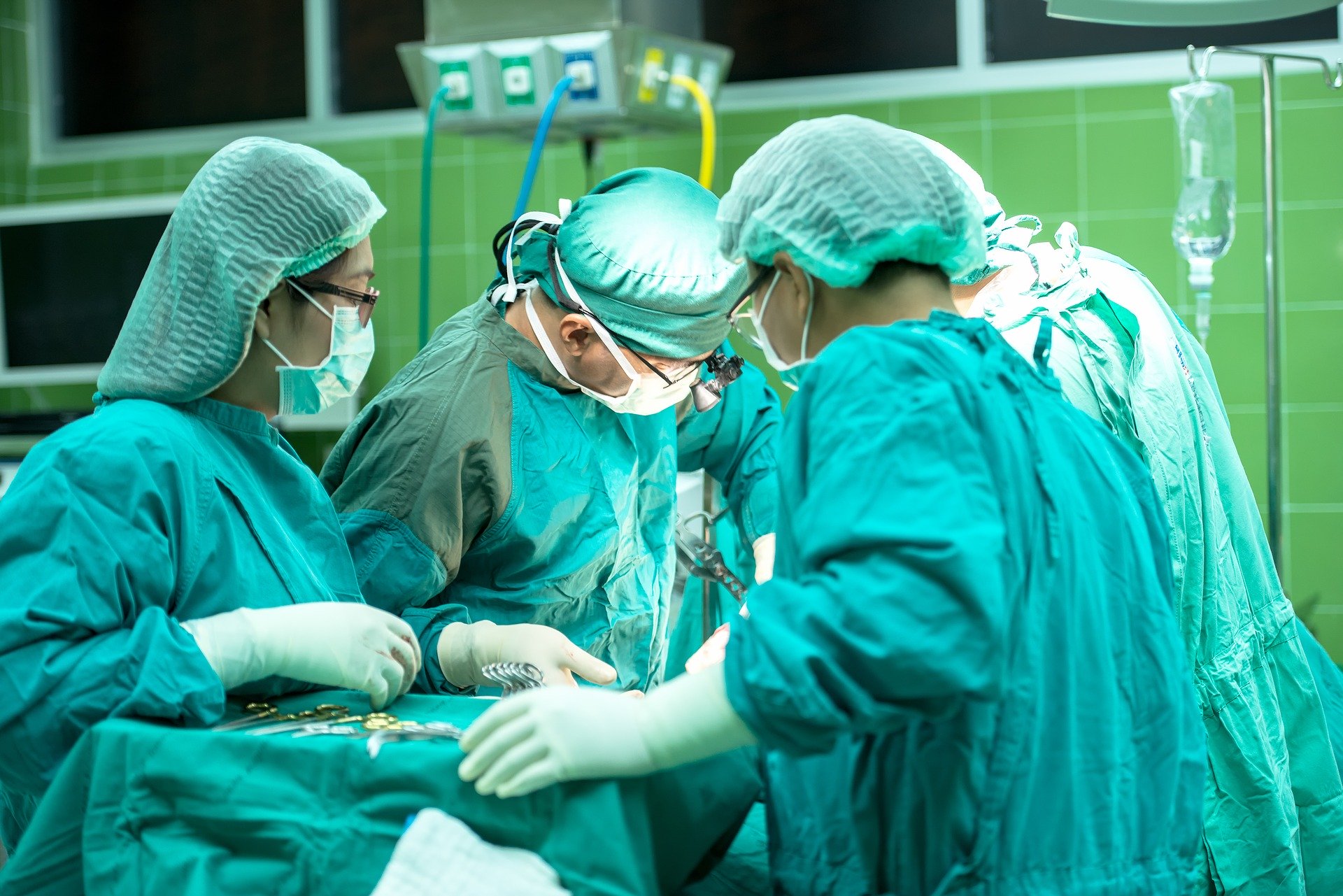 一个n operating theatre team performing surgery