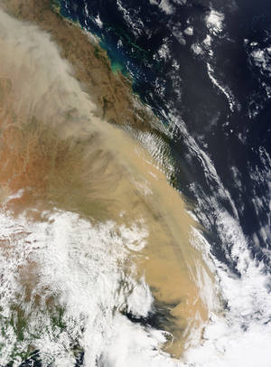 2009年9月23日MODIS Terra卫星拍摄的澳大利亚东部沙尘暴图像。