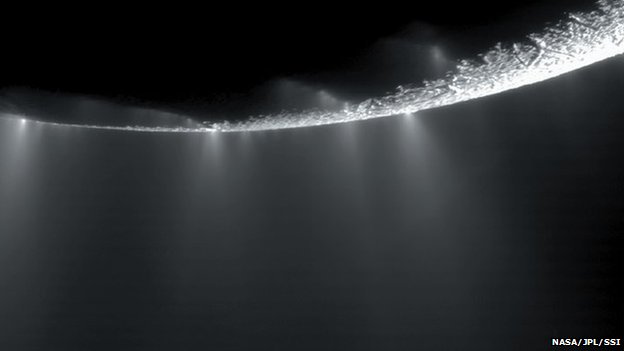 在土星的小卫星土卫二表面上方数公里处喷出了水冰羽
