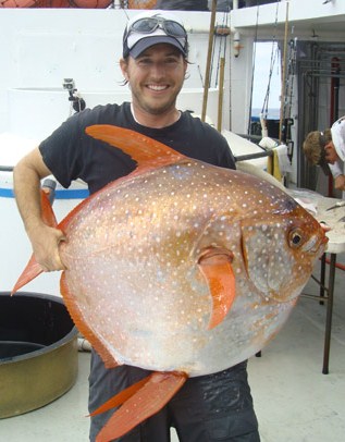 研究人员和主要作者尼克·韦格纳(Nick Wegner)拿着最近捕获的一条欧帕鱼