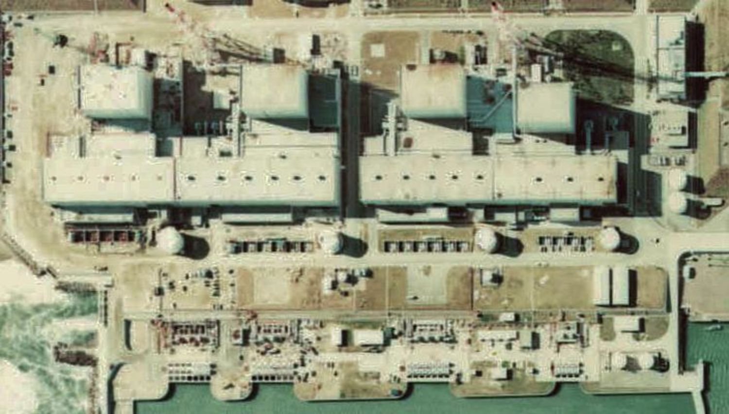 福岛第一核电站。紧扣显示反应堆4,3,2和1，读数从左(南)到右(北)。所示面积约为600米乘350米。根据[http://w3land.mlit.go.jp/WebGIS/国家土地图像信息(彩色…