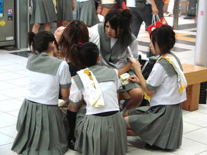 一群使用手机的日本女学生