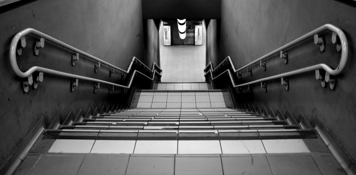 米兰，Porta Garibaldi soteranea站，一段笔直的楼梯。