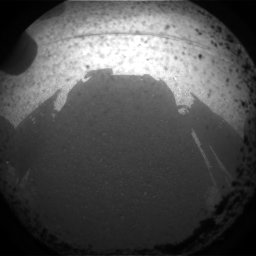 2012年8月5日，火星科学实验室(好奇号)成功登陆火星后拍摄的首批照片之一