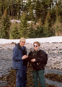 Bruce Wright陪同美国科学促进会(AAAS)的前任主席Jane Lubchenco去阿拉斯加一个偏远的海滩旅行。海洋生态学家卢布琴科正在检查一些被冬季风暴冲上岸的海藻。