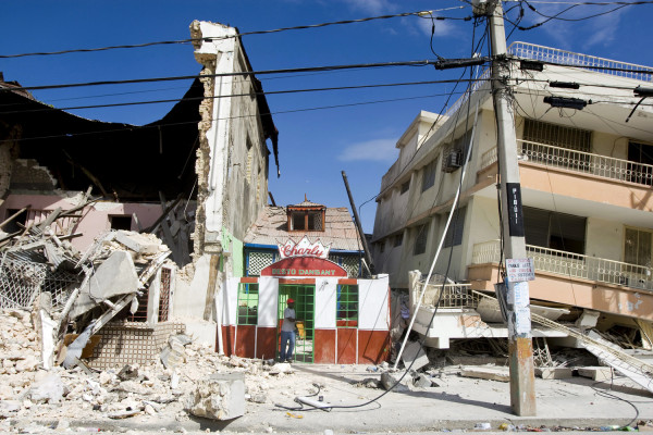 男人走出餐厅后他寻找belongings. An earthquake rocked Port au Prince on January 12, 2010.