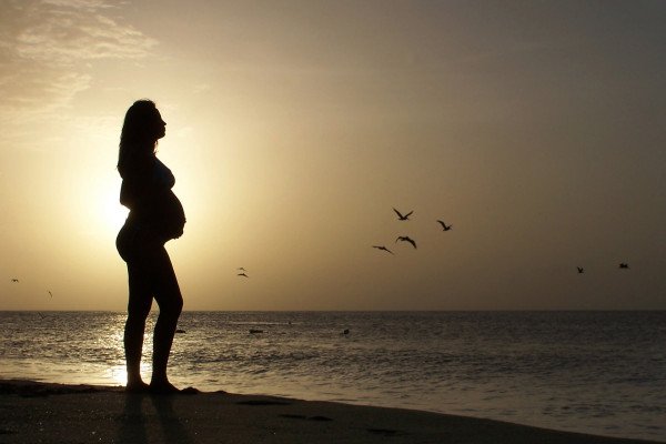 海滩上的孕妇