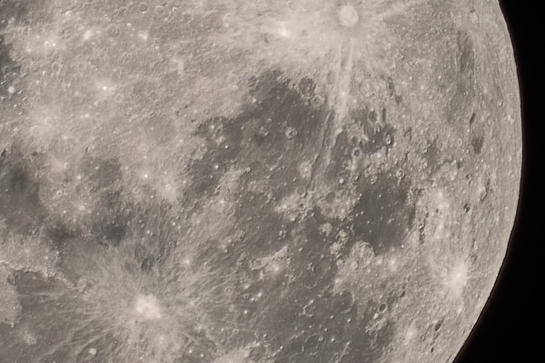 详细的近距离月球照片
