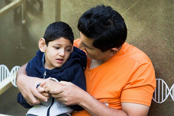 患有FOXG1综合症的孩子Kushagra Singha和他的父亲Vivek。
