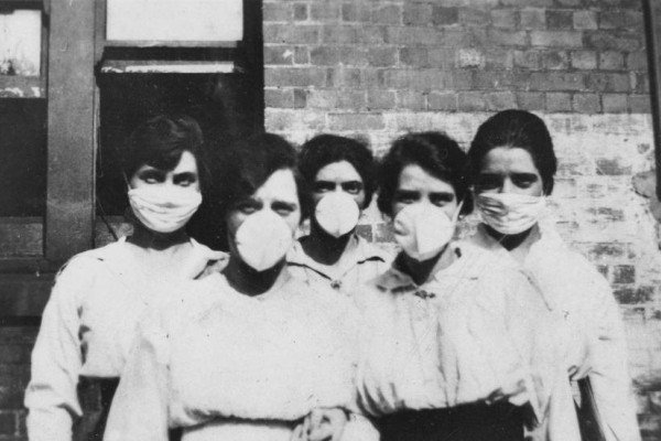 五名妇女正在与西班牙流感作斗争