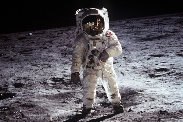 一位宇航员站在月球表面