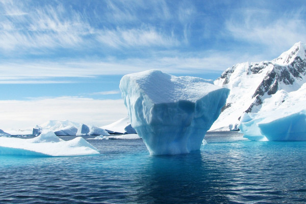 极地海洋中的冰山