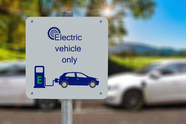电动汽车充电站的标志。